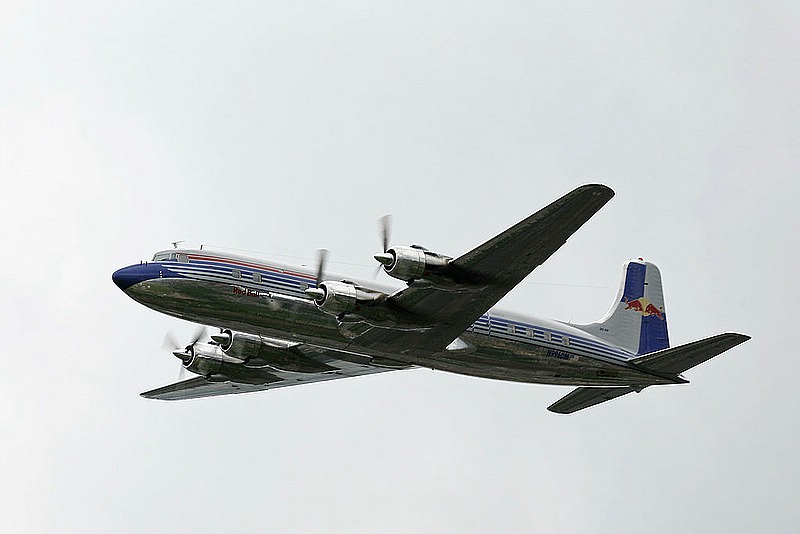 comp_1024px-Douglas_DC-6_Flying_Bulls.jpg